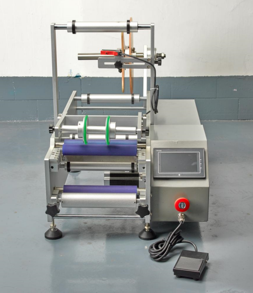 全面解析各類圓瓶貼標機 全自動、手動、桌面型、半自動及分卡機的特點與應用